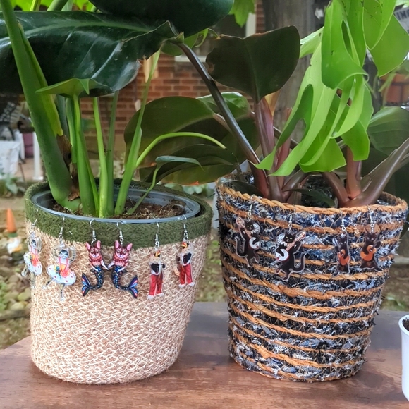 NWT/IP: (unbranded) 🤩💕😸🐈‍⬛ FELINE FANCY 🐈‍⬛😸💕🤩 acrylic dangle earrings! - Picture 1 of 9